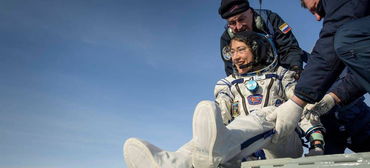 Astronauta da NASA Christina Koch retorna à Terra após recorde de permanência no espaço
