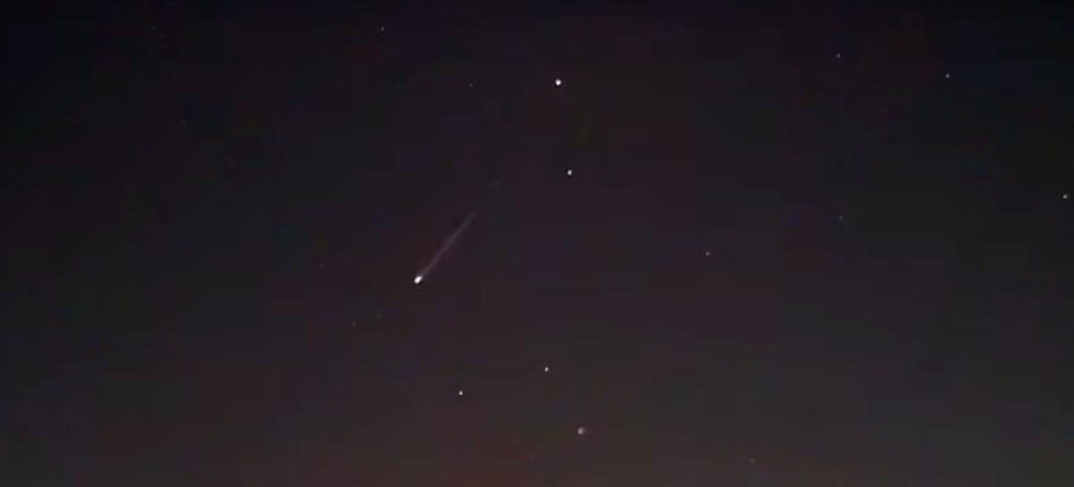 Meteoro visível a olho nu cruza os céus de Santa Catarina
