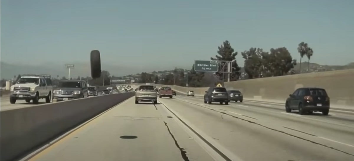 Veja Autopilot de Tesla Model 3 salvando motorista de pneu voador na estrada