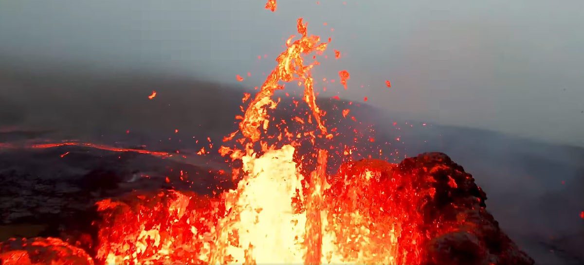 Veja vídeos sensacionais de vulcão em erupção na Islândia filmados por drones