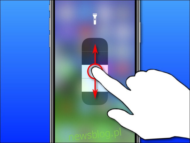 Di chuyển kính ngắm qua chỉ báo điều chỉnh của iPhone để điều chỉnh độ sáng.