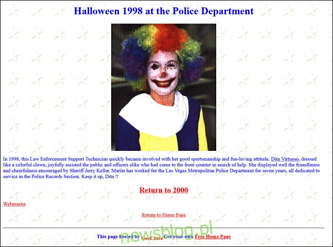 Một bản cập nhật từ trang web của cảnh sát cho thấy một nhân viên mặc trang phục chú hề cho Halloween. 