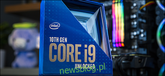 Hộp bộ xử lý Intel thế hệ thứ 10 màu xanh với máy tính để bàn ở phía sau