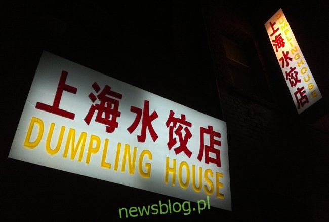 Ảnh chụp biển hiệu nhà hàng Dumpling House vào ban đêm được chụp bằng iPhone 4.