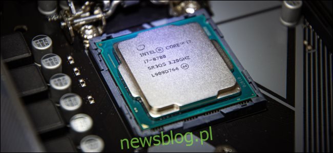 Bộ xử lý Intel trong ổ cắm bo mạch chủ.