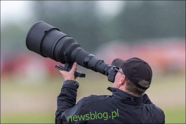 Nhiếp ảnh gia sử dụng một ống kính tele khổng lồ.