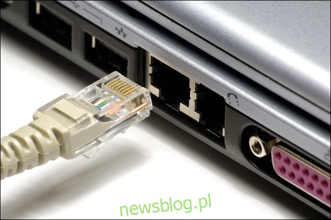 Cáp Ethernet bị ngắt kết nối khỏi máy tính xách tay.
