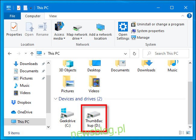 Trên máy tính này, tìm ổ đĩa flash của bạn trong trình duyệt tệp của hệ thống Windows 10.