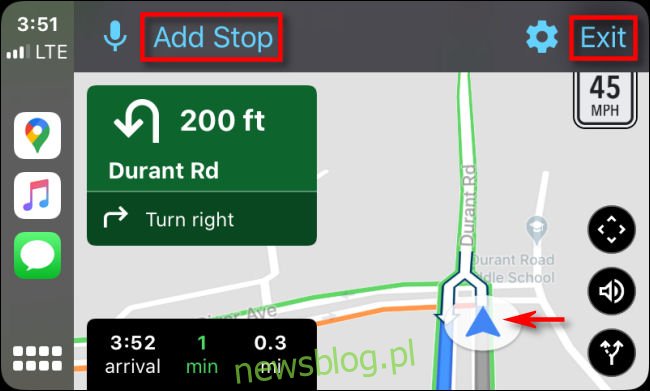 Thực hiện theo chỉ dẫn từng ngã rẽ trên Google Maps dành cho CarPlay trên iPhone.