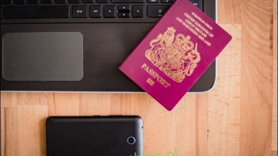 Paszport brytyjski z laptopem i smartfonem