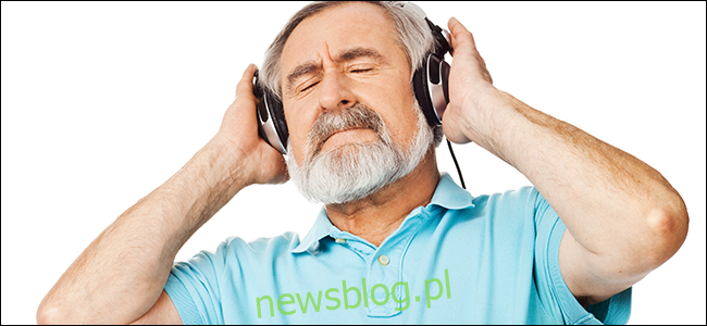 Một người đàn ông lớn tuổi thực sự đánh giá cao chất lượng âm thanh của chiếc tai nghe đắt tiền của mình