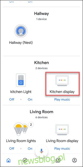 Ứng dụng Google Home với đường viền bao quanh các tùy chọn hiển thị trong bếp (có tên là Google Home Hub)