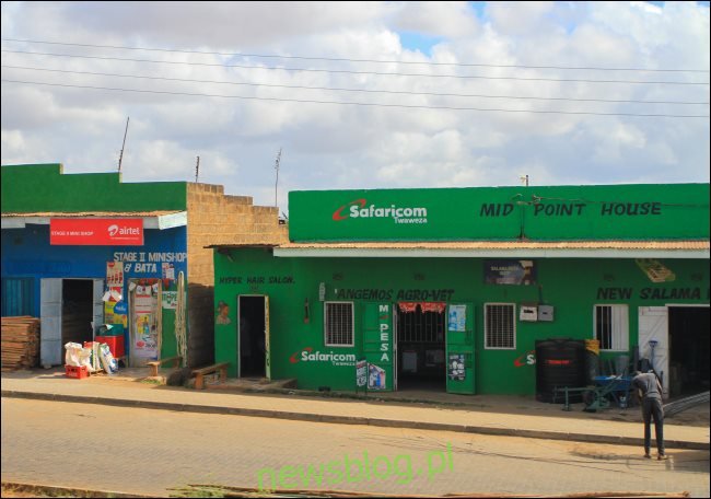 Một cửa hàng Safaricom có ​​biển hiệu M-Pesa ở Kenya.