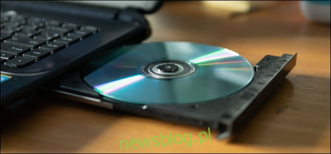 CD trong khoang ổ đĩa DVD-R cho máy tính xách tay.