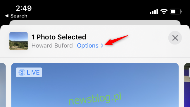 Truy cập tùy chọn vị trí khi chia sẻ ảnh trong ứng dụng Ảnh trên iPhone.