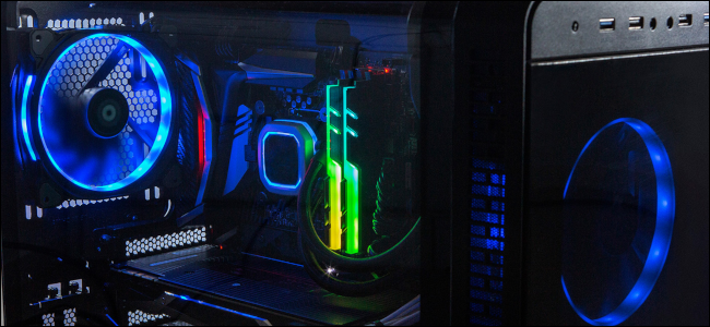 Nội thất PC chơi game với đèn nền màu xanh lam, vàng và RGB trên các thành phần.