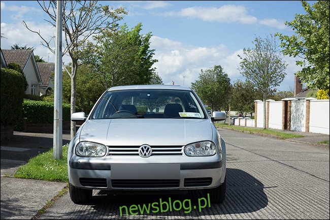 Mặt trước của một chiếc xe Volkswagen qua ống kính thông thường.