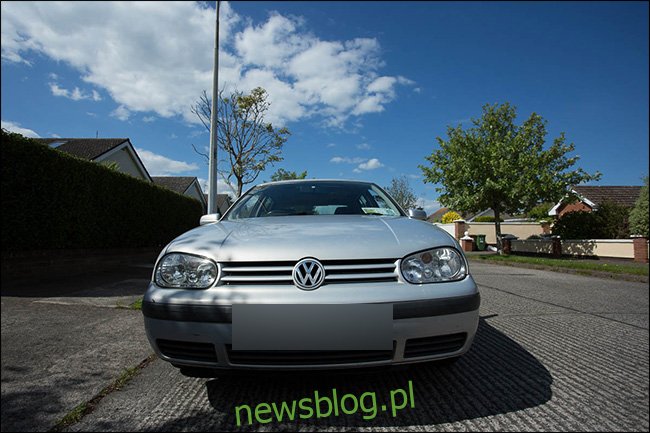 Mặt trước xe Volkswagen với ống kính góc rộng.