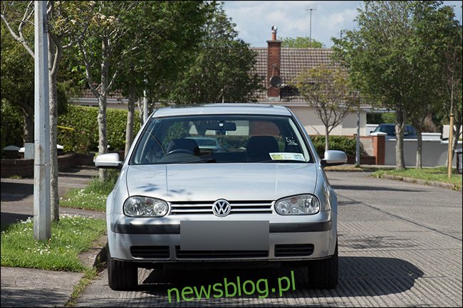 Mặt trước của một chiếc xe Volkswagen được chụp bằng ống kính tele.