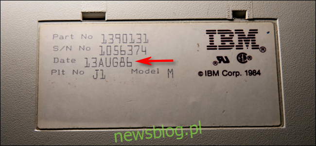 Ngày sản xuất 13 tháng 8 năm 1986. Mặt dưới của bàn phím IBM Model M.