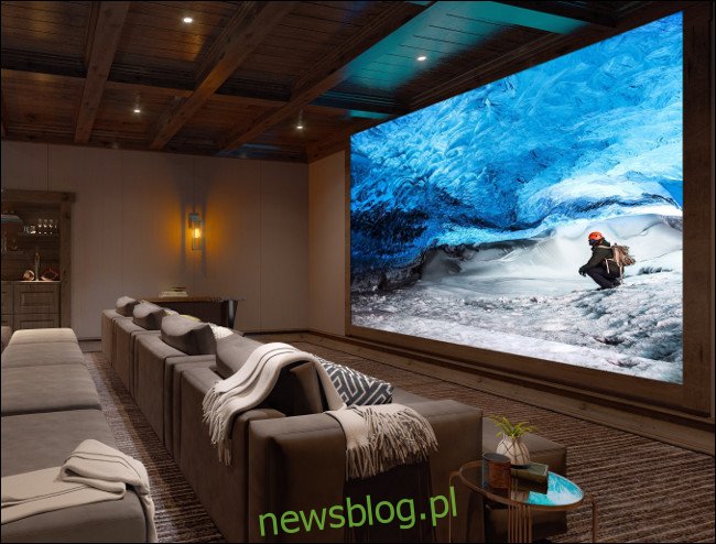 Tường màn hình LED Crystal 8K của Sony trong hệ thống rạp hát tại nhà.