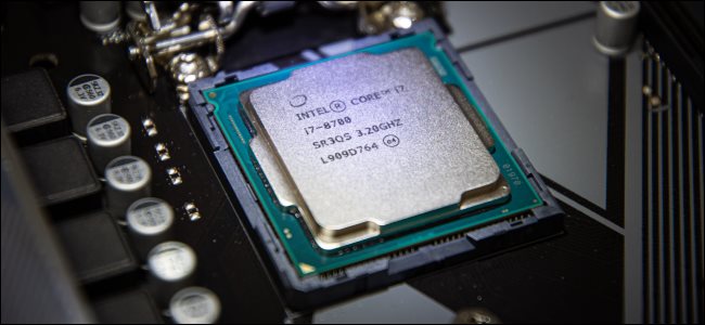 Bộ xử lý Intel được đặt trên bo mạch chủ không lắp bộ làm mát.