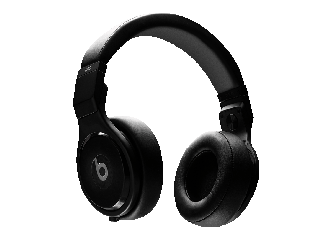 Một cặp tai nghe Beats màu đen. 