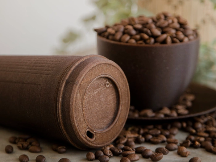 cốc cà phê làm từ bã cà phê đã qua sử dụng